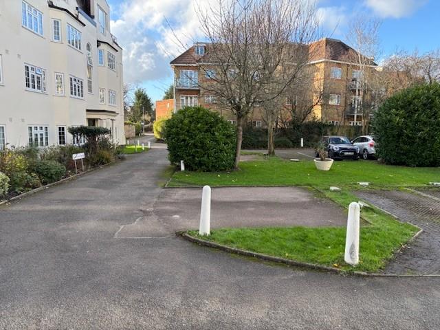 3 bed property in Etchingham Park Road, London